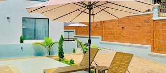 2-bedroom apartment in Kigali with AC, a swimming pool, and great city views.