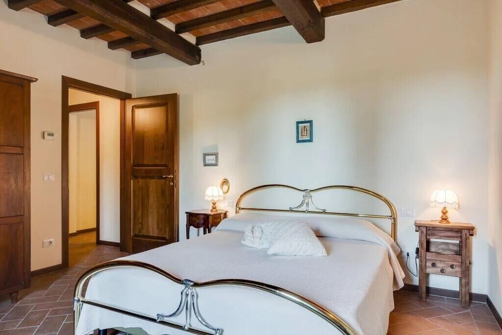 3 soverom, skrivebord, strykejern/-brett og reiseseng for barn