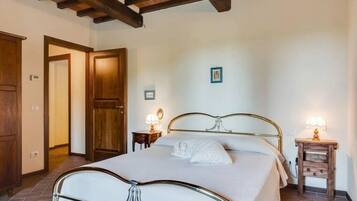 3 soverom, skrivebord, strykejern/-brett og reiseseng for barn