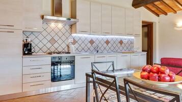 Frigorifero, microonde, forno, piano cottura