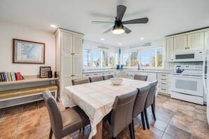 Fridge, microwave, oven, stovetop - Mainstay by Seaside Vacations and Sales (Chincoteague Island)