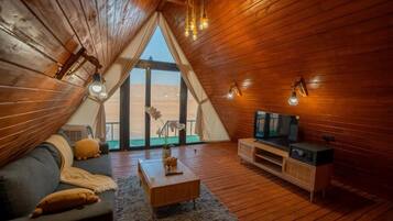 Bungalow – romantic, balkong, fjellutsikt | Oppholdsområde