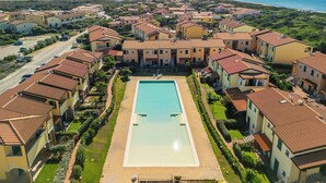 Una piscina al aire libre de temporada