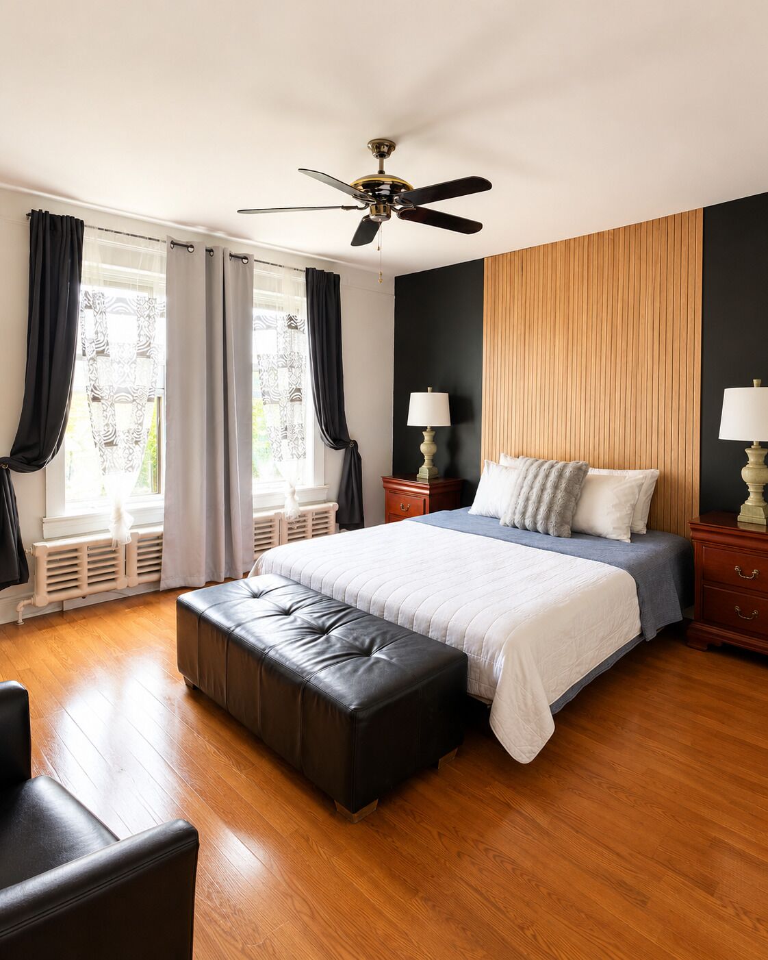 3 chambres, bureau, fer et planche à repasser, lit de bébé portatif