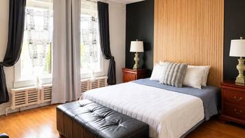 3 chambres, bureau, fer et planche à repasser, lit de bébé portatif