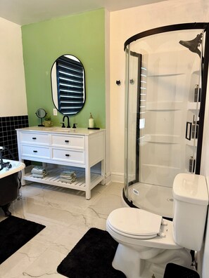 Douche, sĂšche-cheveux, bidet, serviettes fournies