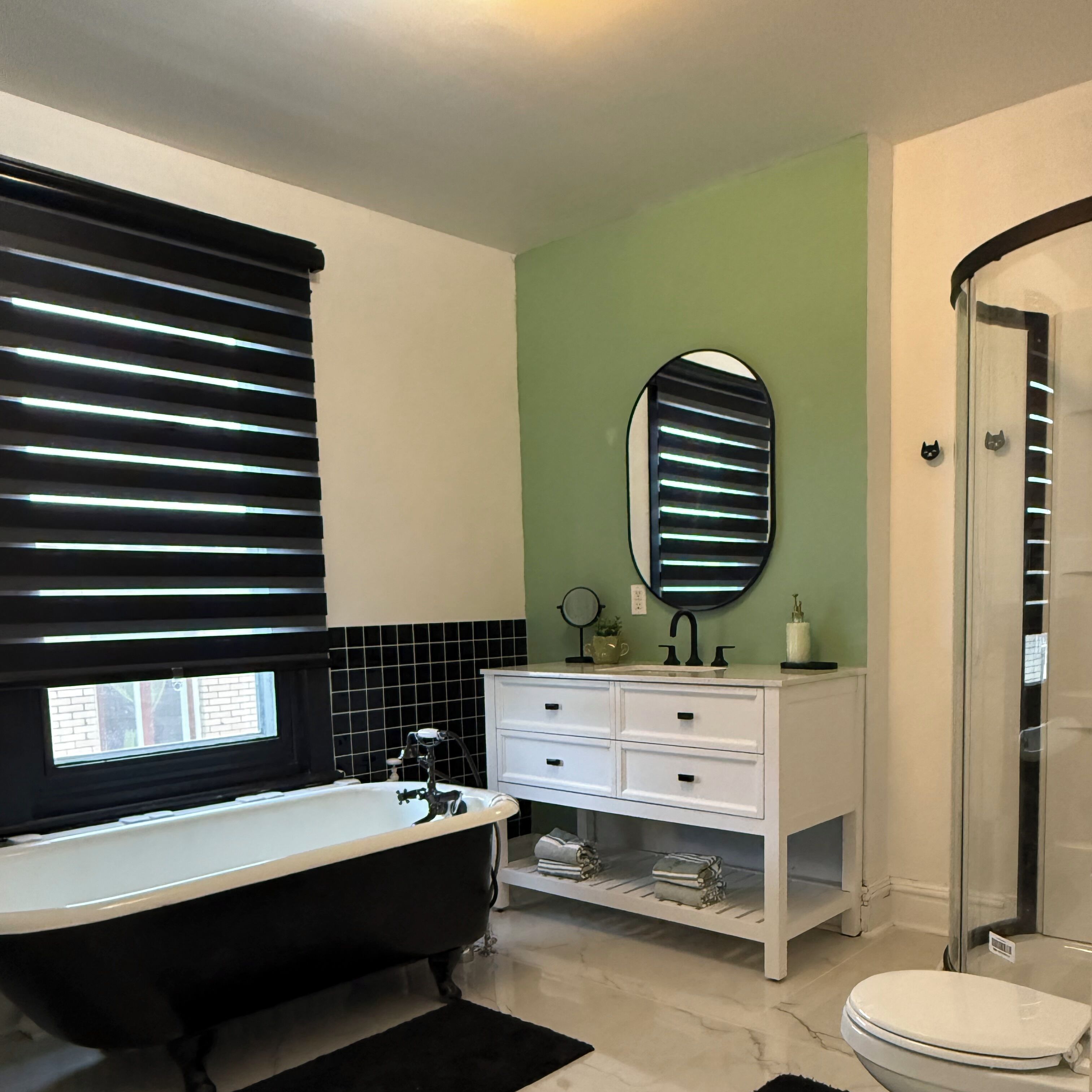 Douche, sèche-cheveux, bidet, serviettes fournies