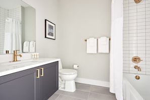 Hair dryer, towels, shampoo - 2BR Spacious Philly Premier City Home (Philadelphia)