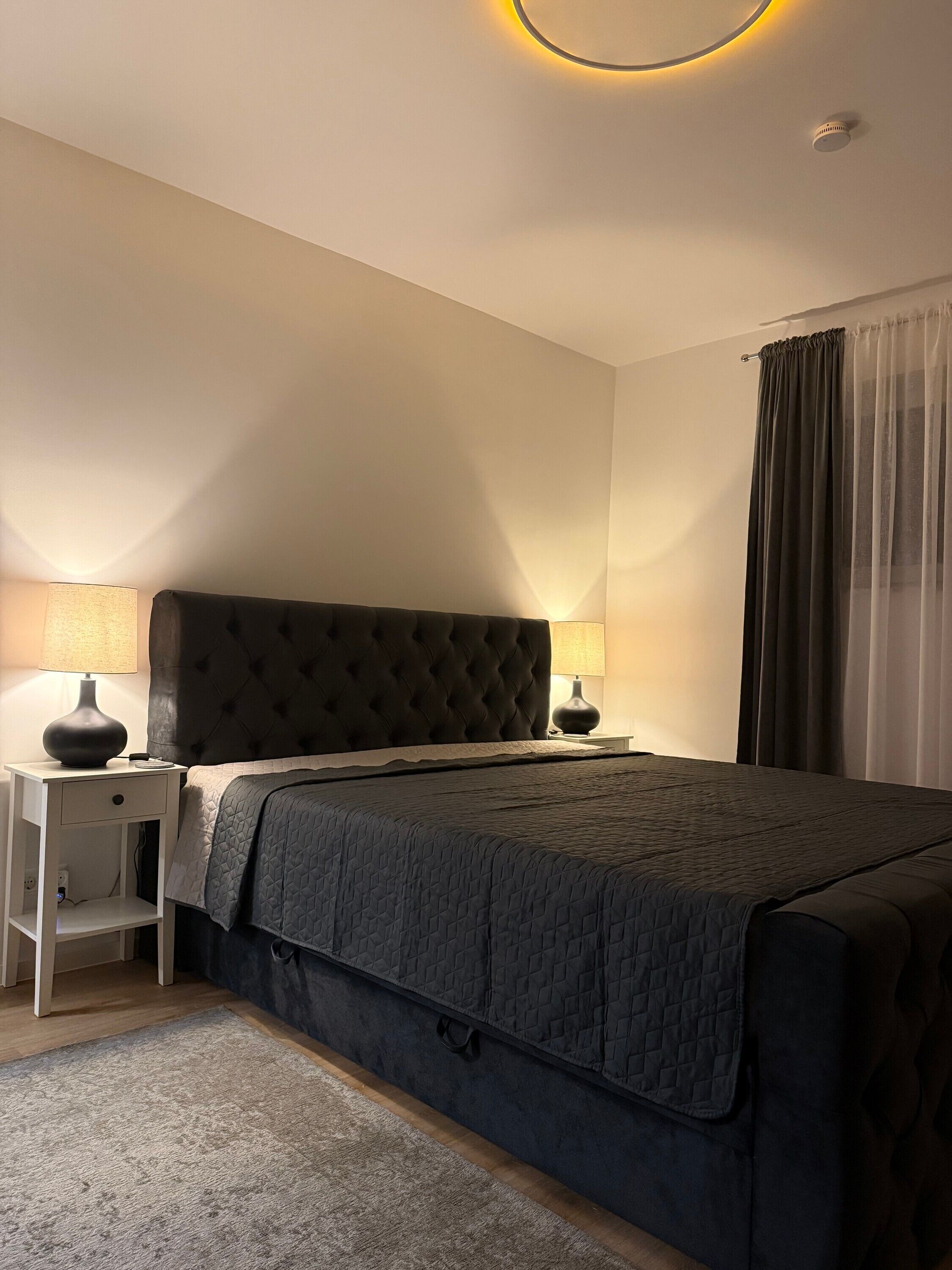 Iron/ironing board, bed sheets, wheelchair access