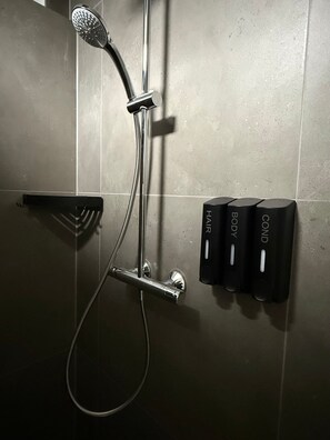 Suihku, hiustenkuivaaja, pyyhkeet