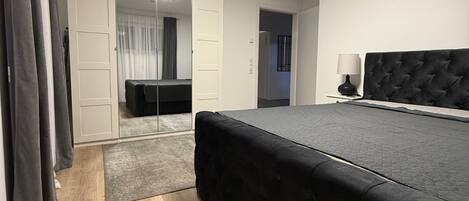 Silitysrauta/-lauta, vuodevaatteet, pääsy pyörätuolilla