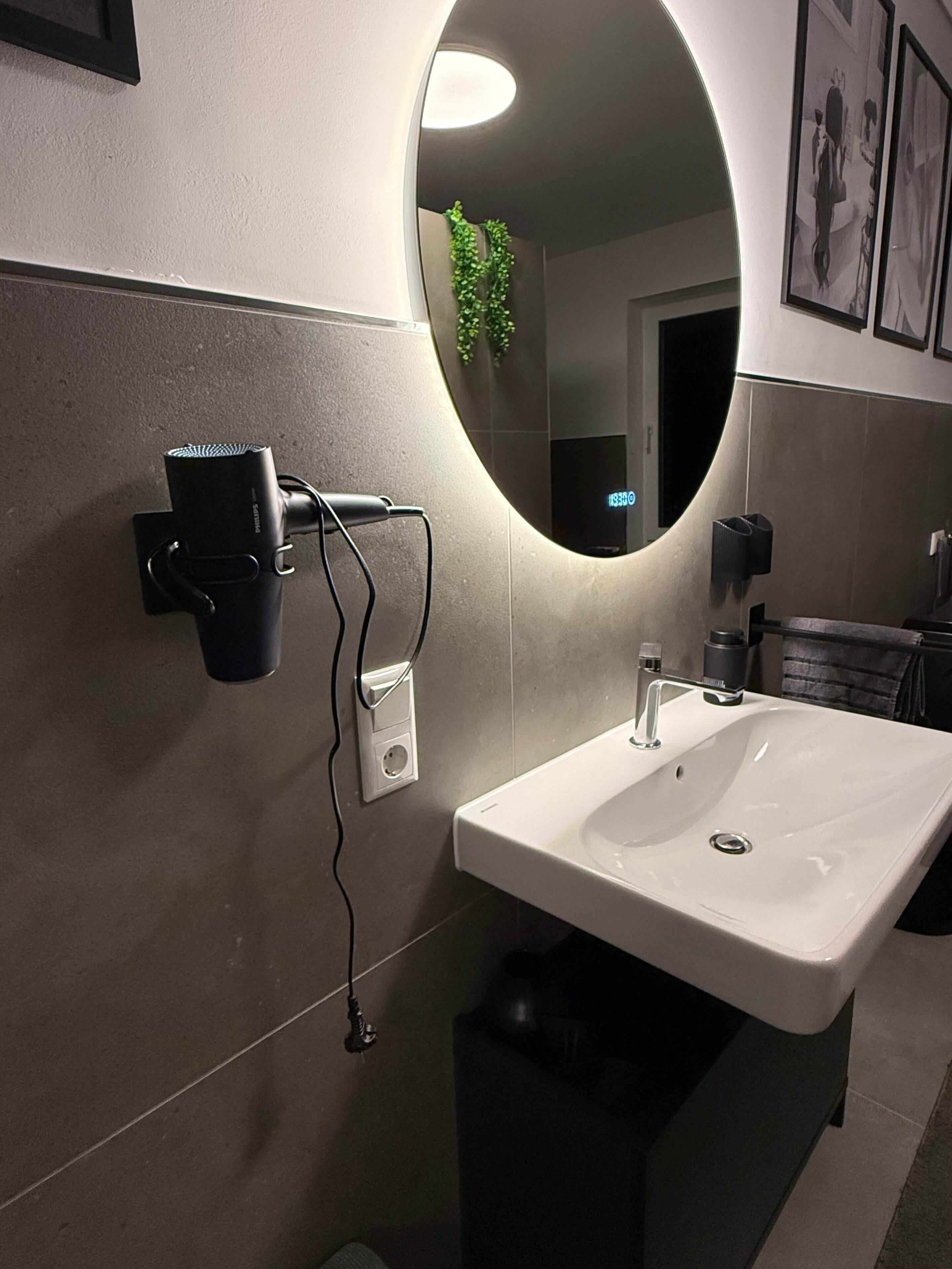 Een douche, een haardroger, handdoeken