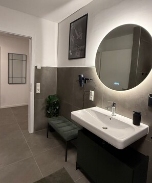 Een douche, een haardroger, handdoeken