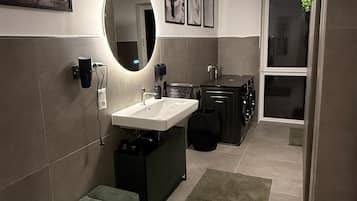 Shower, hair dryer, towels