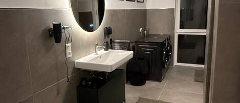 Shower, hair dryer, towels