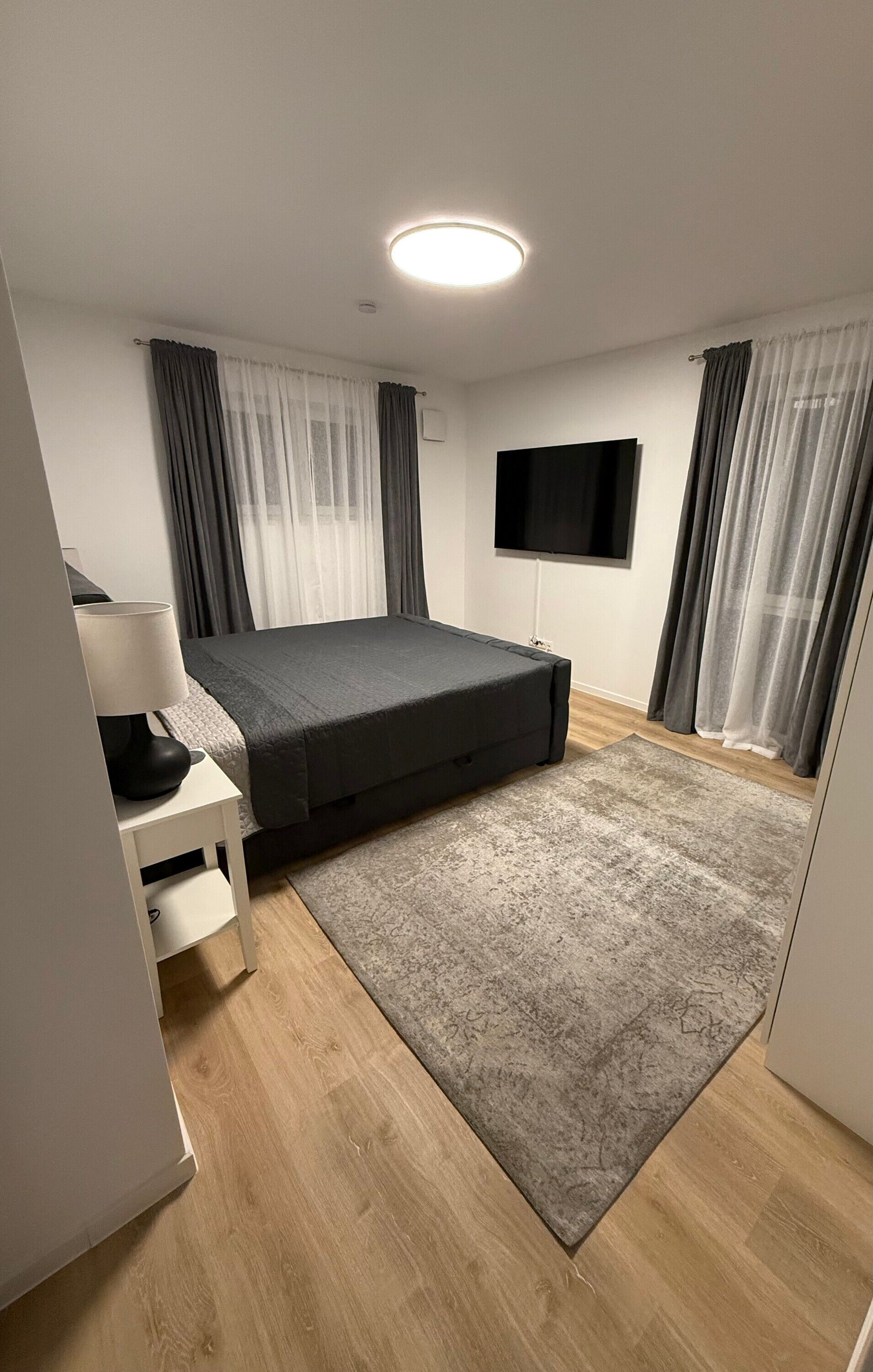 Iron/ironing board, bed sheets, wheelchair access