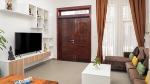 Smart TV - 2 Bedrm Villa+ Living Room, 15 mins walk to Center (Krong Siem Reap)