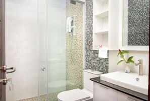 Een douche, een haardroger, handdoeken, toiletpapier