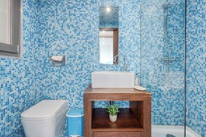 Shower, hair dryer, bidet, towels - Ref. 533031 (Porto)