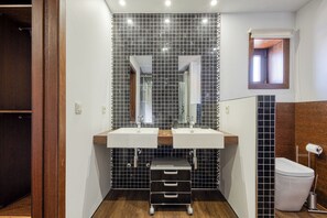 Shower, hair dryer, bidet, towels - Ref. 533031 (Porto)