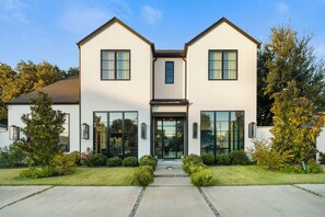 Exterior - New luxury modern home in Midway Hollow with heated pool, private casita, indoor/outdoor living, designer furnishings, garage, and concierge service. Perfect for families, groups, or extended stays. (Dallas)