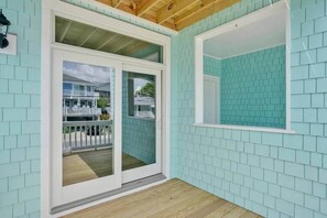Terrace/patio - Henderson Haven 4 BR / 3 BA Villa, Steps to Beach (Wrightsville Beach)