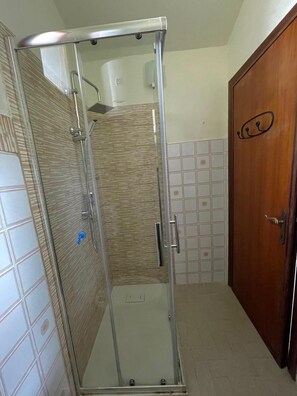 ヘアドライヤー、タオル、石鹸、トイレットペーパー