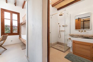 Een douche, een haardroger, handdoeken