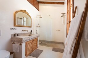 Shower, hair dryer, towels - YourHouse Es Morer Vermell (Alcúdia)