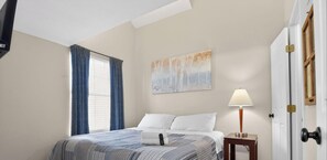 4 bedrooms, free WiFi, bed sheets, wheelchair access - Family Games•2 Decks• King Bed• Fully Stocked Home• Mins to Attractions! (Branson)