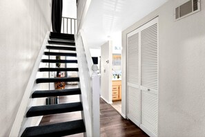 Interior -  Lakeview 4BR•Near Marina• King Bed• 2 Decks •Game Nights• Fully Stocked Home (Branson)