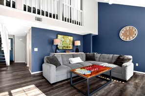Smart TV, fireplace -  Lakeview 4BR•Near Marina• King Bed• 2 Decks •Game Nights• Fully Stocked Home (Branson)