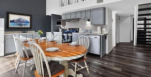 Dining - Family Games•2 Decks• King Bed• Fully Stocked Home• Mins to Attractions! (Branson)