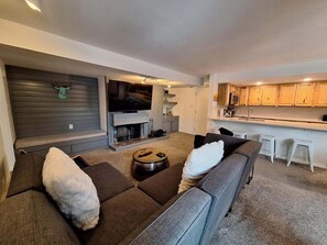 Smart TV, fireplace - NEW! Keystone Charm: Wild Irishman 3BR Mountain Escape (Keystone)