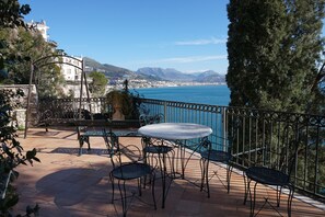 Outdoor dining - The Turquoise Nest: a terrace, the scent of salt air, the red of a sunset (Campania)