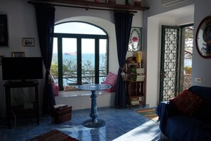 Living area - The Turquoise Nest: a terrace, the scent of salt air, the red of a sunset (Campania)