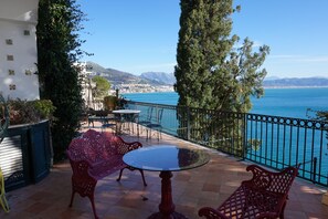 Outdoor dining - The Turquoise Nest: a terrace, the scent of salt air, the red of a sunset (Campania)