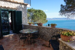 Outdoor dining - The Turquoise Nest: a terrace, the scent of salt air, the red of a sunset (Campania)