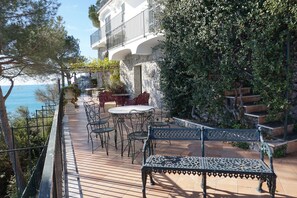 Outdoor dining - The Turquoise Nest: a terrace, the scent of salt air, the red of a sunset (Campania)