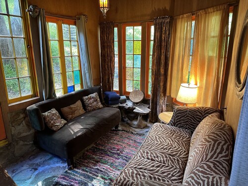 Serene Topanga Mountain Wonderland Cottage with private Creek + Trails