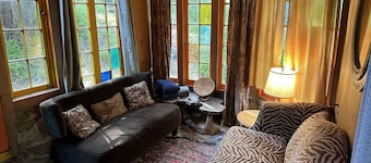 Serene Topanga Mountain Wonderland Cottage with private Creek + Trails