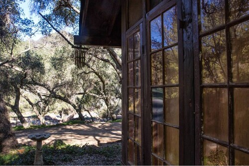 Serene Topanga Mountain Wonderland Cottage with private Creek + Trails