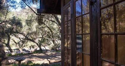 Serene Topanga Mountain Wonderland Cottage with private Creek + Trails