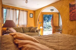 1 bedroom, Internet, bed sheets - Hacienda Hideaway + Mountain View, Creek & Trails (Topanga)