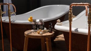 Regadera, secadora de cabello, toallas 