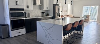 Kayaks/Located on Canal/Beautiful interior