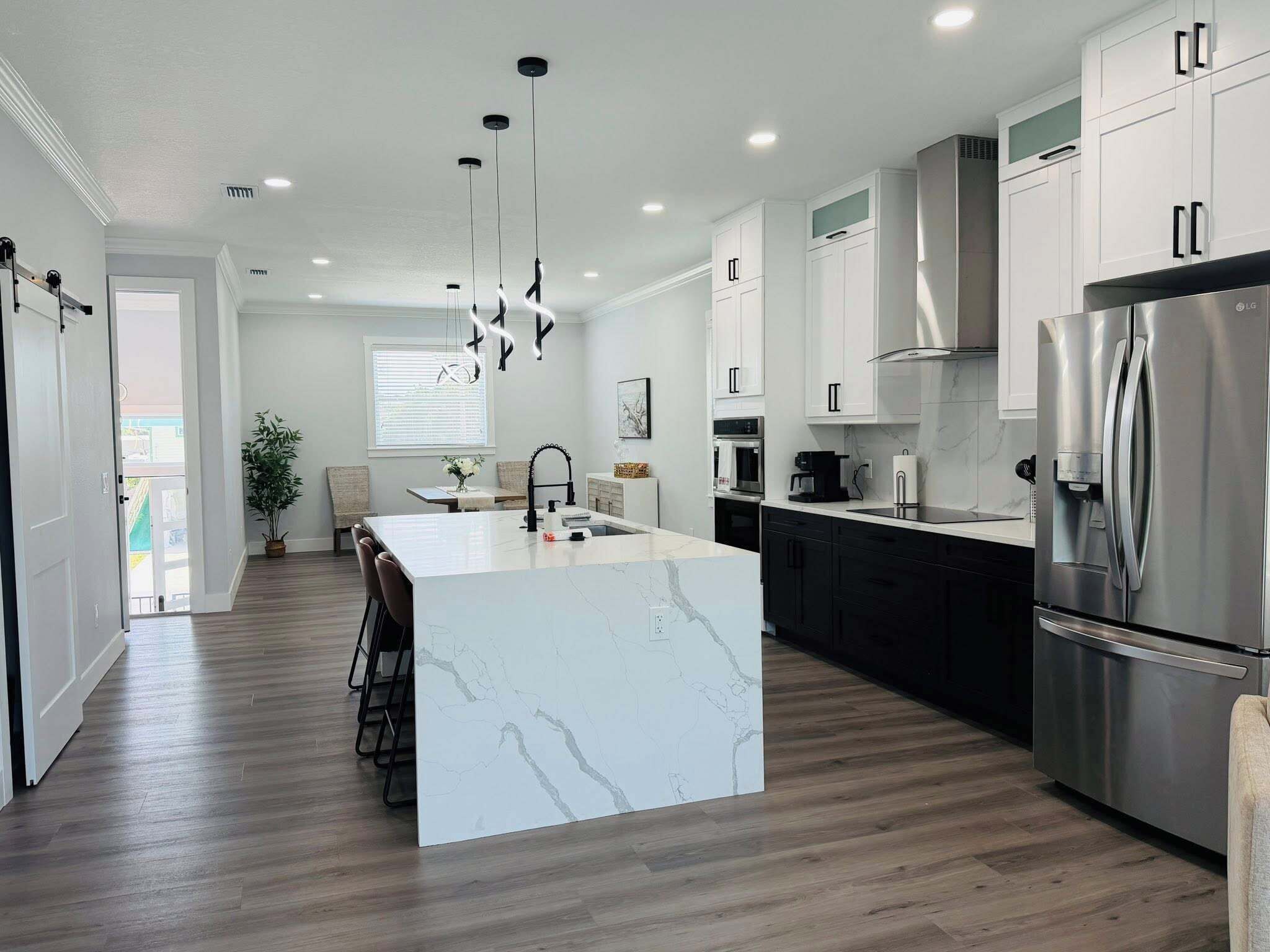 Kylskåp, mikrovågsugn, ugn och spishäll