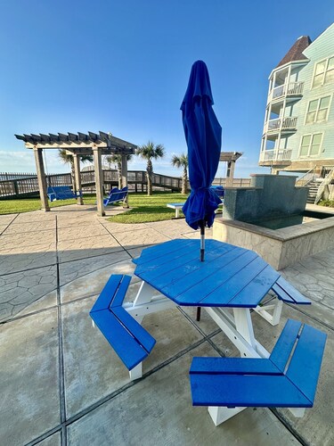 Charming Oceanview 1-bedroom apartment in Galveston with Private Beach Access