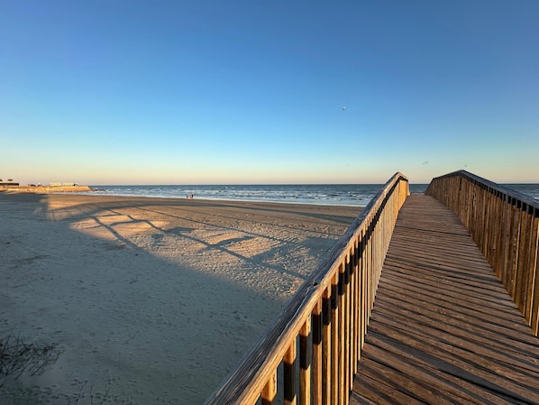 Beach - Charming Oceanview 1-bedroom apartment in Galveston with Private Beach Access (Galveston)