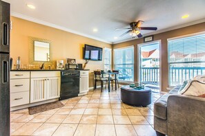 TV - Charming Oceanview 1-bedroom apartment in Galveston with Private Beach Access (Galveston)